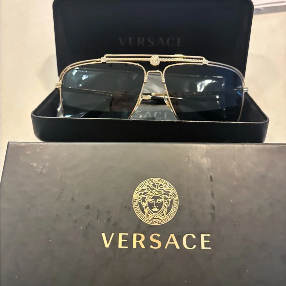 NEW Versace Men’s Sunglasses VE2242 Gold and Grey NWT - Picture 4 of 4